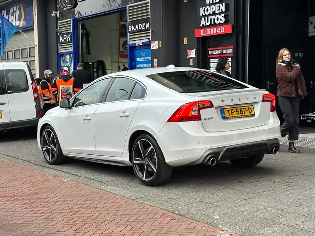 Volvo S60 2.0 D5 Summum Aut Leer Navi Clima 2015 Diesel 2