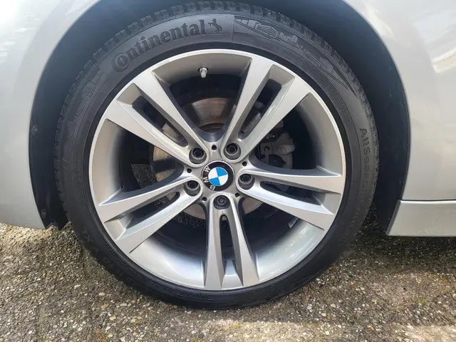 BMW 3 Serie Touring 320i Executive / sport 2017 Benzine 6