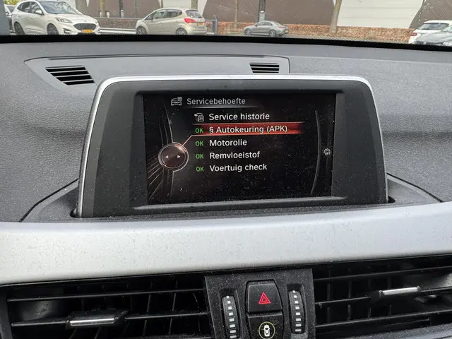 BMW X1 sDrive18i Executive 2018 Benzine 19