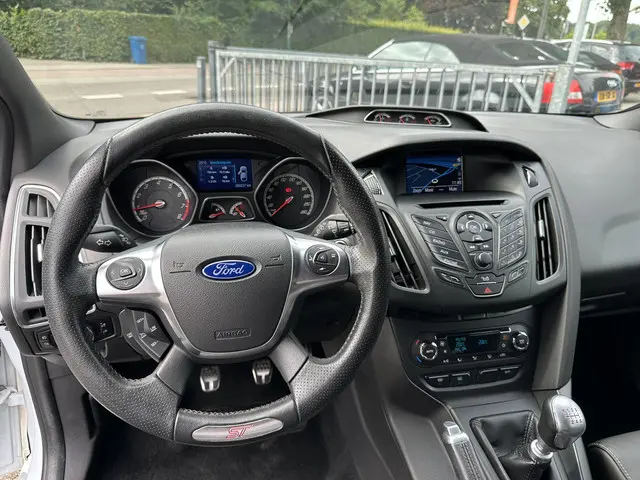 Ford Focus 2.0 EcoBoost 250PK ST-3 2014 Benzine 14