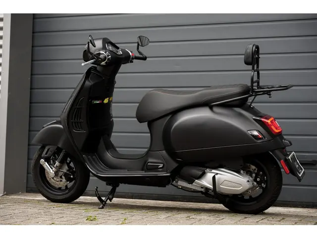 Vespa GTS 300 HPE Nieuw Mod Arrow 2024 2024 Benzine 17