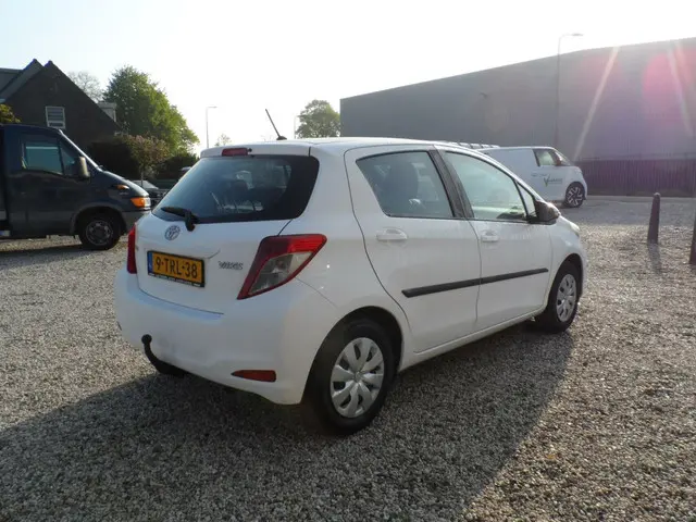 Toyota Yaris 1.0 VVT-i Now 2014 Benzine 9