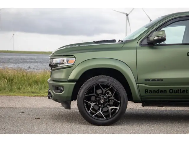 Dodge Ram 1500 5.7 V8 4x4 Crew Cab Limited 2024 Benzine 65