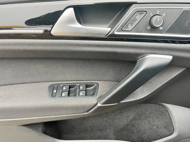 Volkswagen Golf Sportsvan 1.4 TSI Highline 2017 Benzine 16