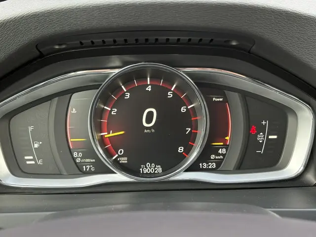 Volvo V60 2.0 T3 R-Design 2017 Benzine 24