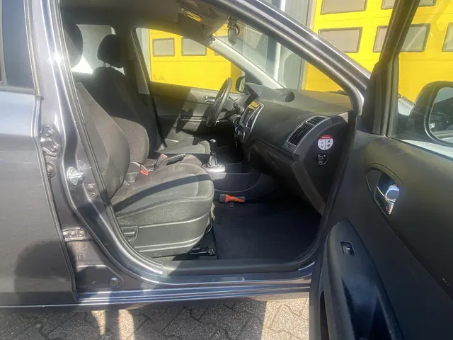 Hyundai i20 1.2i i-Deal 2014 Benzine 8