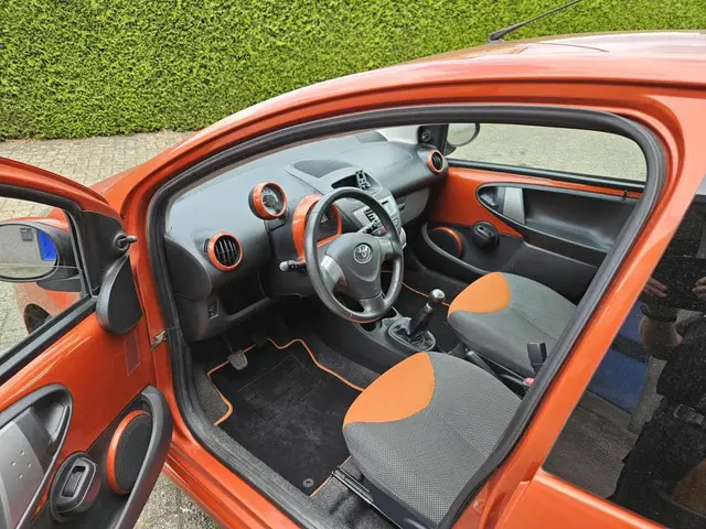 Toyota Aygo 1.0 VVT-i Comfort Orange 2012 Benzine 8