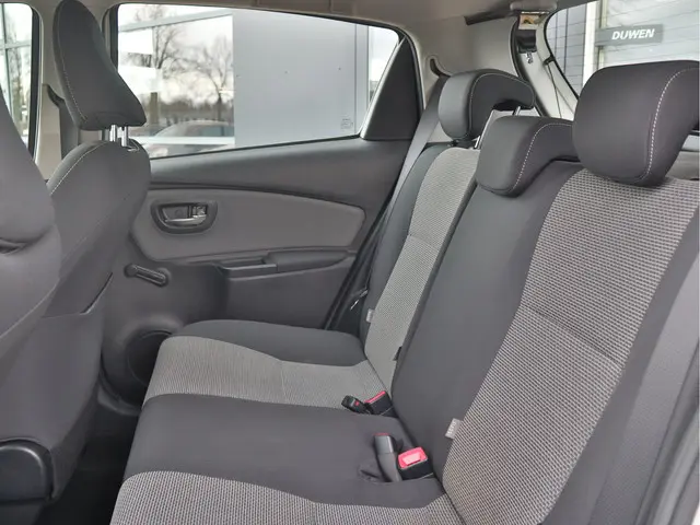 Toyota Yaris 1.5 Hybrid Comfort 2015 Hybride Benzine 26