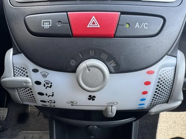 Peugeot 107 1.0 Envy 2013 Benzine 19