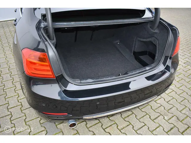 BMW 3 Serie 320i High Executive 2014 Benzine 26