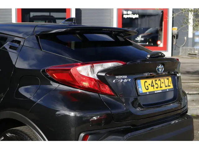Toyota C-HR 1.8 Hybrid Dynamic 2019 Hybride Benzine 8