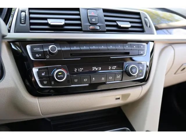 BMW 3 Serie GT 320i High Executive 2020 Benzine 29