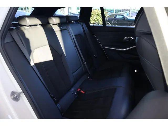 BMW 3 Serie Touring 318i Business Edition 2021 Benzine 8