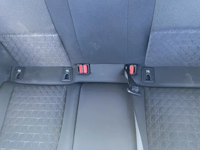 Toyota C-HR 1.8 Hybrid Dynamic 2021 Hybride Benzine 34