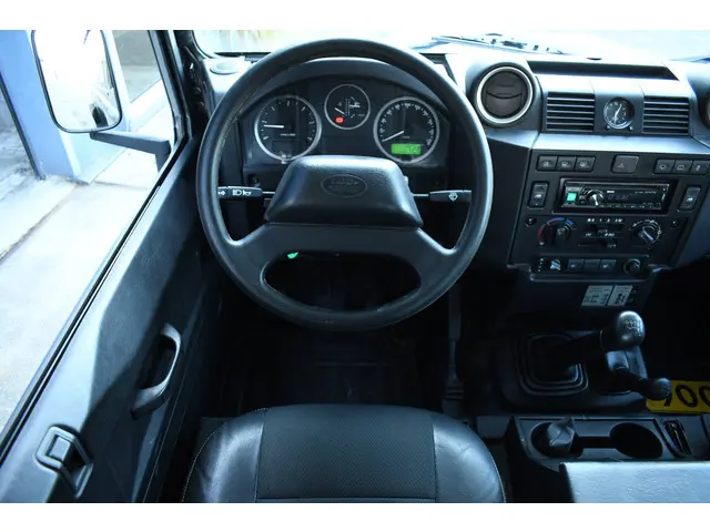 Land Rover Defender 110 2.2 TD4 Hard Top 2015 Diesel 23