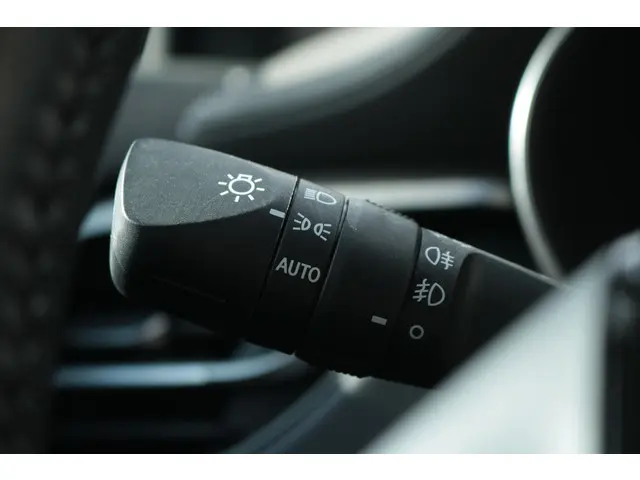 Toyota C-HR 2.0 Hybrid Executive 2021 Hybride Benzine 24
