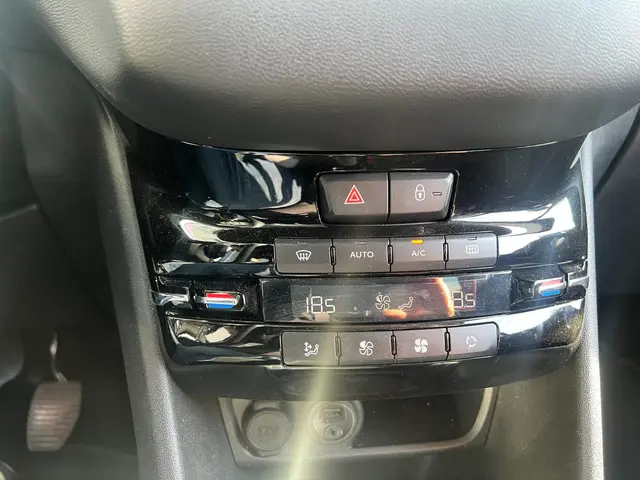 Peugeot 208 1.2 PureTech Style Pack navi 2015 Benzine 14