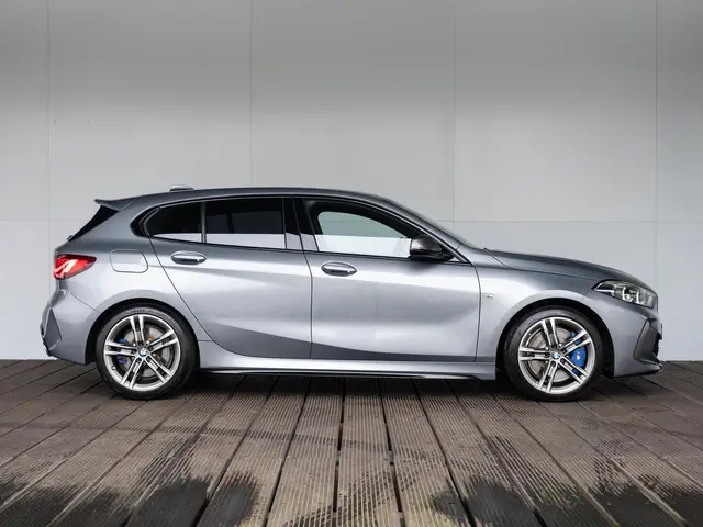 BMW 1 Serie 5-deurs M135i xDrive 2024 Benzine 4