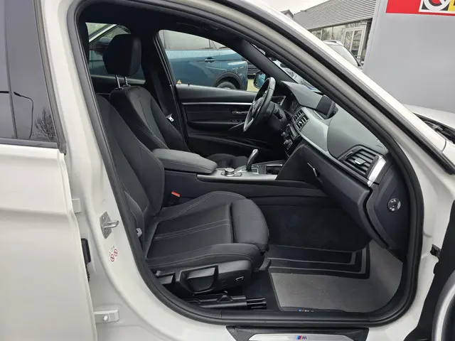 BMW 3 Serie Touring 318i M Sport Edition 2019 Benzine 23