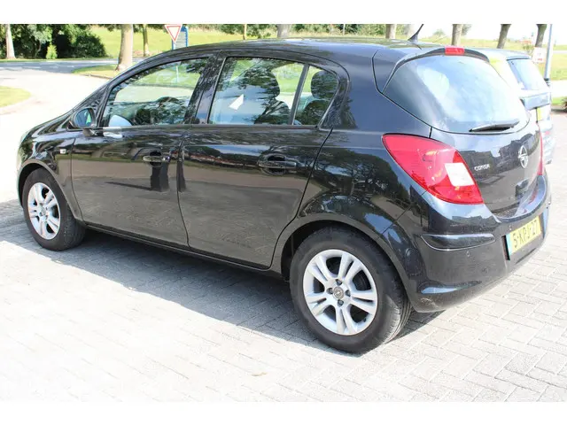 Opel Corsa 1.4-16V Design Edition 2013 Benzine 4