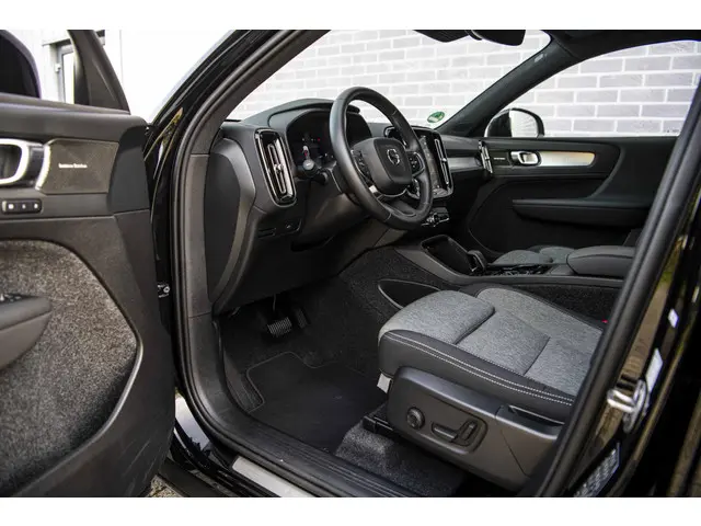 Volvo XC40 2.0 B3 Plus Black Edition 2025 Benzine 17