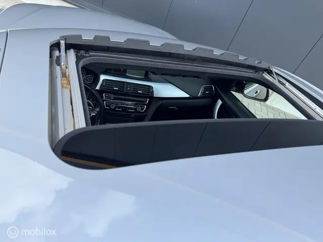 BMW 3 Serie 330i M Sport 2016 Benzine 12