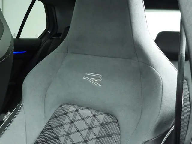 Volkswagen Golf 1.5 eTSI R-Line Business 2024 Benzine 13