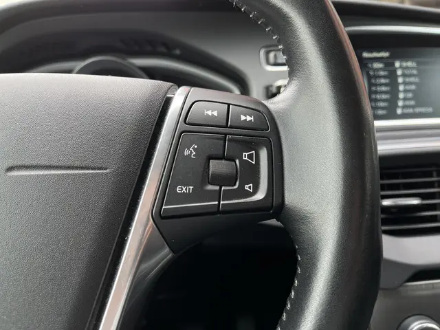 Volvo V40 2.0 T3 Momentum | Cruise | LMV 17'' | Navi 2015 Benzine 8