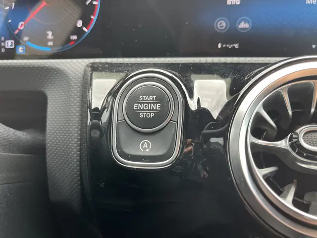 Mercedes-Benz CLA 180 Luxury Line 2023 Benzine 12