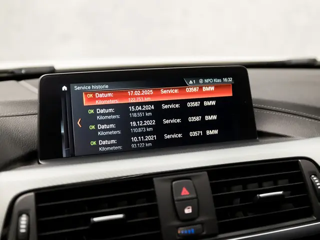 BMW 3 Serie 320i M Sport High Executive 2017 Benzine 10