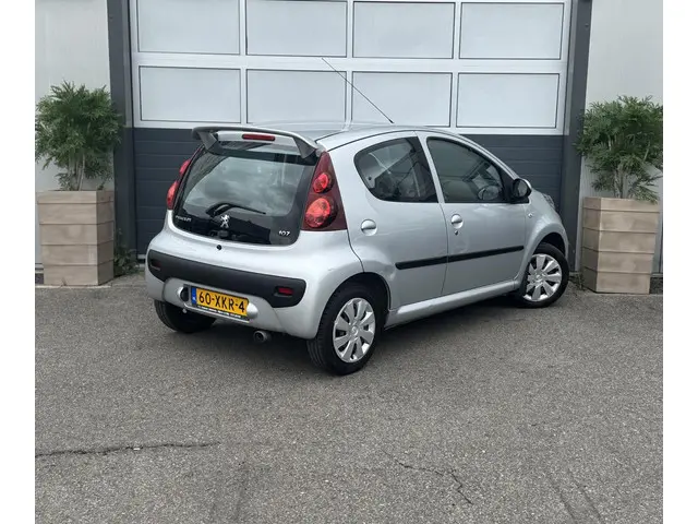Peugeot 107 1.0 Active 2012 Benzine 4