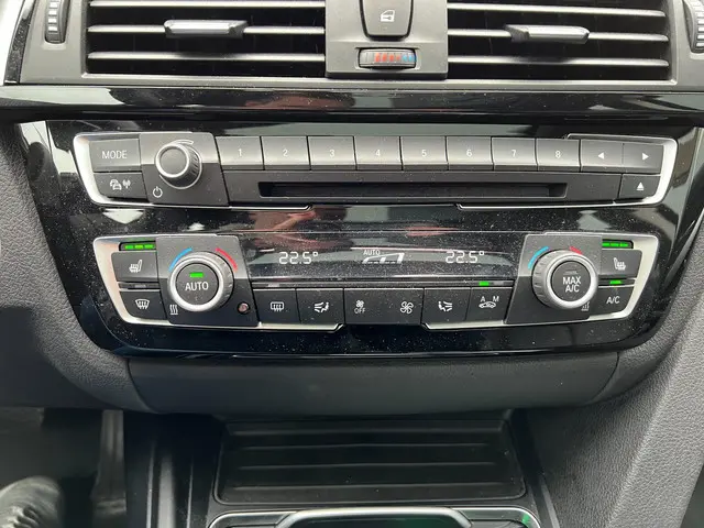 BMW 3 Serie GT 330i High Executive 2019 Benzine 24