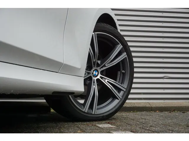 BMW 3 Serie Touring 320i 2021 Benzine 23