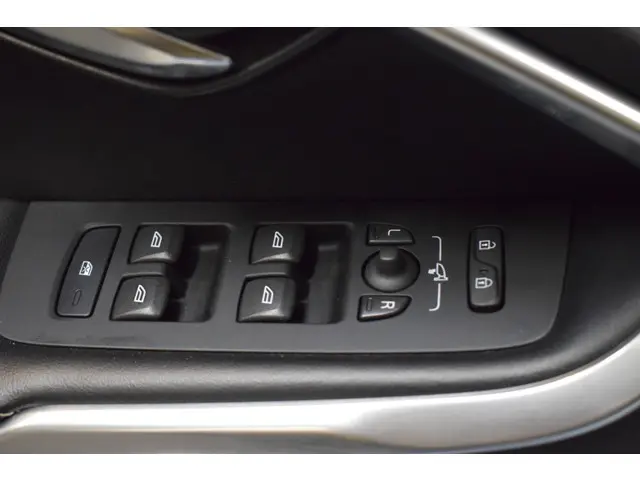 Volvo V40 T3 150pk R-Design 2015 Benzine 14