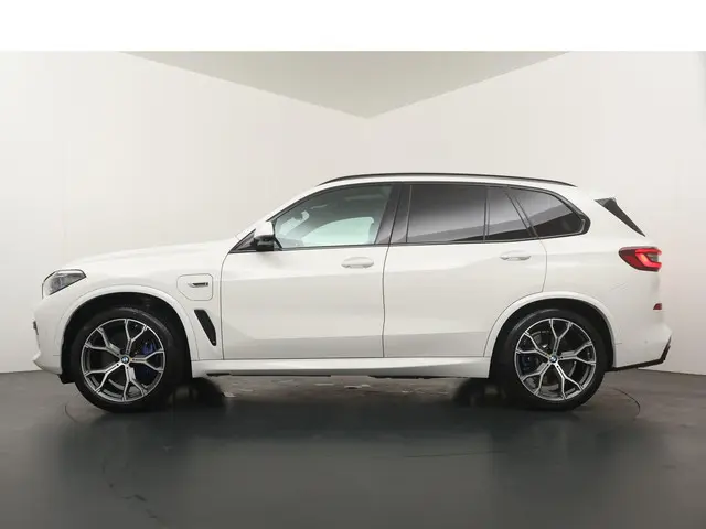 BMW X5 xDrive45e Executive 2022 Hybride Benzine 12
