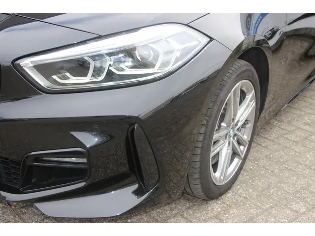 BMW 1 Serie 118i Executive Edition 2021 Benzine 25