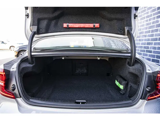 Volvo S60 2.0 B4 Plus Dark 2023 Benzine 36