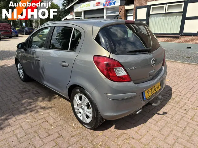 Opel Corsa 1.4-16V 2012 Benzine 4