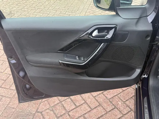 Peugeot 208 1.2 PureTech Signature 2019 Benzine 9