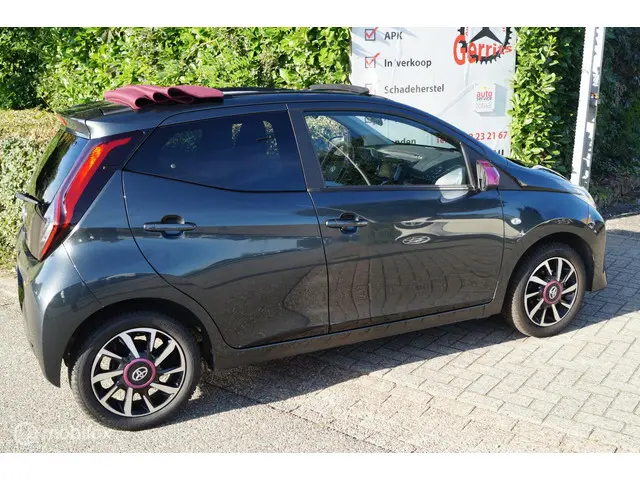 Toyota Aygo 1.0 VVT-i x-clusiv met open dak 2020 Benzine 2
