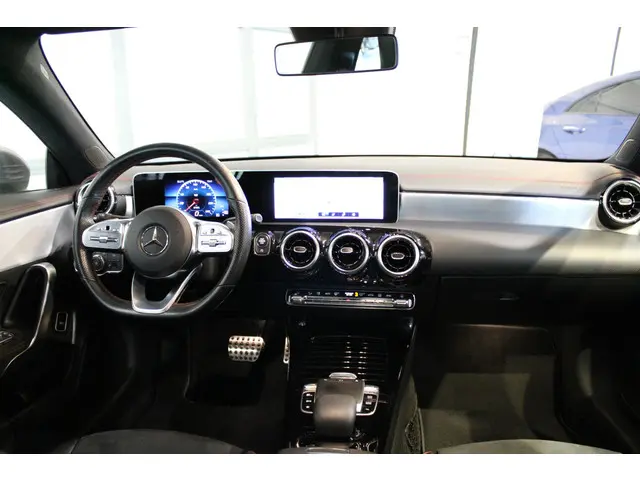 Mercedes-Benz CLA Coupé 180 Advantage 2019 Benzine 32