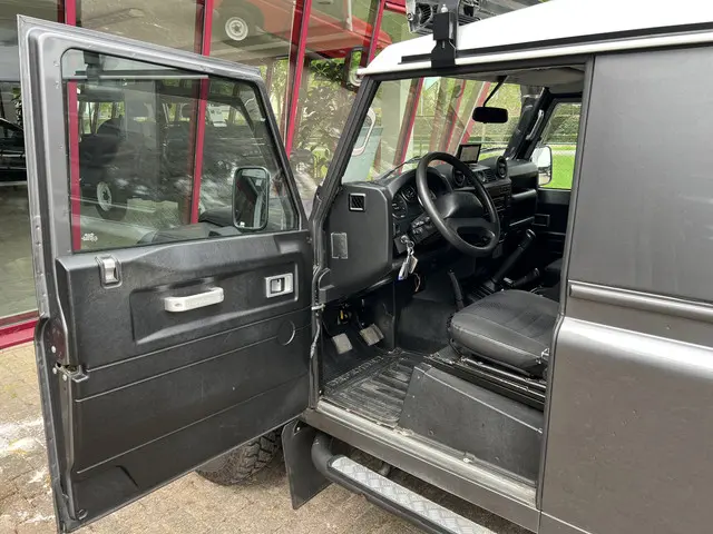 Land Rover Defender 2.2 D HT 110" SE 2015 Diesel 9