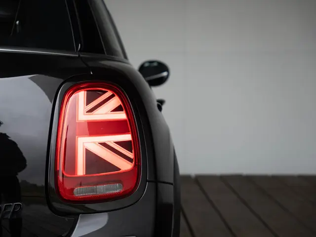 MINI 5-Deurs Cooper 2022 Benzine 19