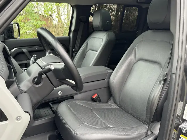 Land Rover Defender 110 P400E 2023 Hybride Benzine 12