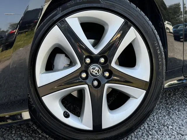 Toyota Prius 1.8 Dynamic 2017 Hybride Benzine 33