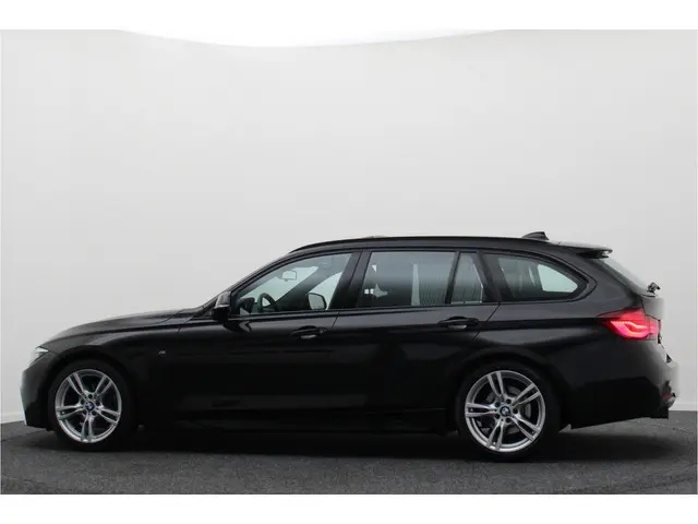 BMW 3 Serie Touring 318i M Sport Edition 2018 Benzine 21