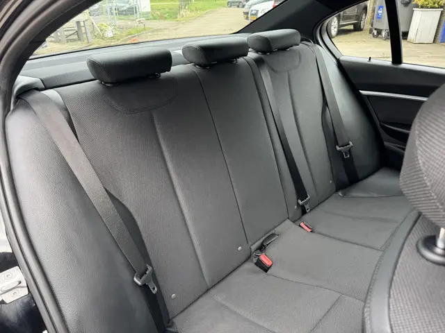 BMW 3 Serie 320i Corporate Lease Executive 2017 Benzine 33