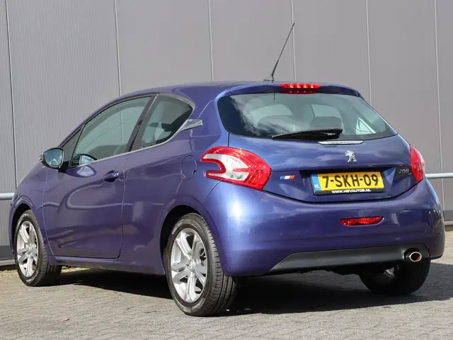 Peugeot 208 1.2 VTi Allure (lichte schade) 2013 Benzine 6