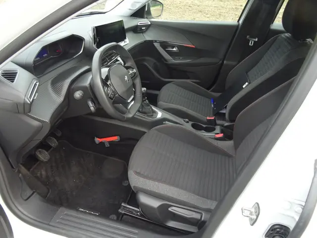 Peugeot 2008 1.2 PureTech Active 2022 Benzine 9