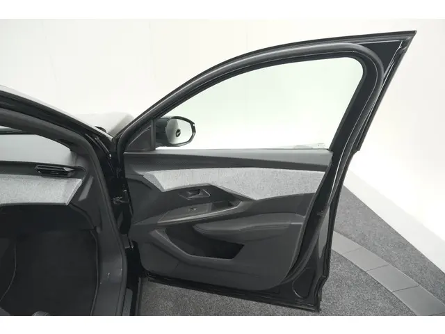 Peugeot 3008 Hybrid 145 e-DCS6 GT 2025 Hybride Benzine 68